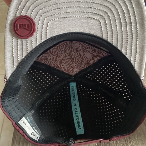 2023‎ MELIN HYDRO CORONADO BRICK GOLF CAP LIGHT GRAY/MAROON CLASSIC - Picture 8 of 9